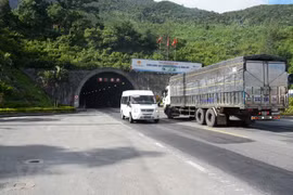 Phương tiện lưu thông qua hầm đường bộ Hải Vân 1. (Ảnh: Việt Hùng/Vietnam+)