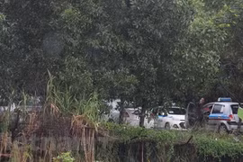 Taxi dù chờ “cò” dắt khách ra chỗ đậu xe ở làng Tân Trại, đối diện nhà ga T2, xã Phú Cường, Sóc Sơn, Hà Nội. (Ảnh: Việt Hùng/Vietnam+)
