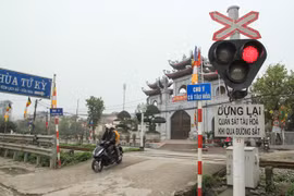 Đường sắt muốn nâng cấp các đường ngang biển báo thành cảnh báo tự động có lắp cần chắn tự động. (Ảnh: Minh Sơn/Vietnam+)