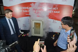 Chỉ với một sợi dây và một miếng dán có thể dập cháy tự động. (Ảnh: Việt Hùng/Vietnam+)