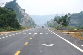 Đường BOT Hòa Lạc-Hòa Bình có chiều dài khoảng 31km dự kiến khánh thành, thông xe dự án vào ngày 10/10. (Ảnh: Việt Hùng/Vietnam+)