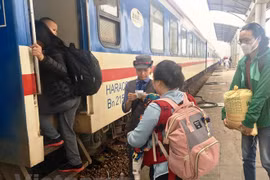 Hành khách đi tàu ở các cự ly ngắn ngày càng đông. (Ảnh: Phương Linh/Vietnam+). “