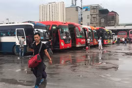 Phương tiện xe khách tại bến xe Nước Ngầm. (Ảnh: Việt Hùng/Vietnam+)