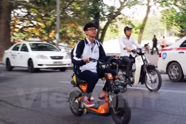 Nhiều xe đạp điện có vận tốc lên tới 40km/giờ và không khác gì xe máy. (Ảnh: Việt Hùng/Vietnam+)