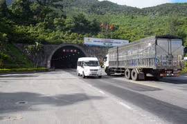 Phương tiện lưu thông qua hầm đường bộ Hải Vân 1. (Ảnh: Việt Hùng/Vietnam+)