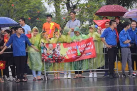 Cơn mưa nặng hạt cũng không ngăn được tình yêu mà người hâm mộ dành cho đội tuyển Olympic Việt Nam. (Ảnh: PV/Vietnam+)