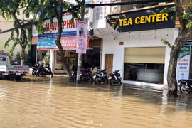 Nhiều cửa hàng trên đường Lý Tự Trọng, quận Ninh Kiều bị ngập sâu do triều cường. (Ảnh: Thanh Sang/TTXVN)