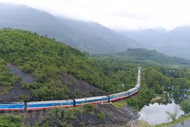 Tuyến đường sắt Bắc-Nam đã chính thức được thông tuyến sau thời gian gián đoạn, tê liệt do cơn bão số 9. (Ảnh: Minh Sơn/Vietnam+)