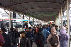 Rất đông người dân đã đổ xô về bến xe để nghỉ Tết Dương lịch. (Ảnh: Việt Hùng/Vietnam+)