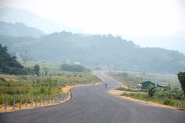Đường BOT Hòa Lạc-Hòa Bình có chiều dài khoảng 31km dự kiến khánh thành, thông xe dự án vào ngày 10/10. (Ảnh: Việt Hùng/Vietnam+)