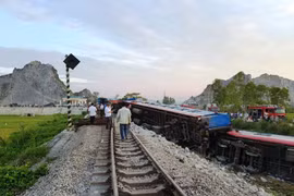Hiện trường nơi xảy ra vụ tai nạn tàu khách Bắc-Nam đã va chạm với xe tải đi qua đường sắt. (Ảnh: VNR cung cấp)