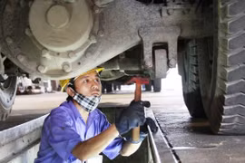 Vẫn còn lượng lớn phương tiện quá niên hạn sử dụng và quá hạn đăng kiểm. (Ảnh: Hoàng Hùng/TTXVN)