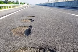 Nhà thầu chịu chi phí sửa chữa các ‘ổ gà’ cao tốc Đà Nẵng-Quảng Ngãi