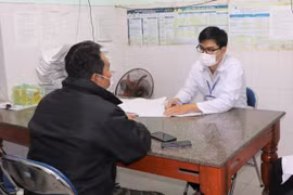 Người nhiễm HIV tới cơ sở y tế kiểm tra sức khỏe, lấy thuốc theo định kỳ. (Ảnh: Đinh Hương/TTXVN)