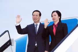 Chủ tịch nước Võ Văn Thưởng và Phu nhân tại Sân bay Quốc tế Fukuoka. (Ảnh: Thống Nhất/TTXVN)