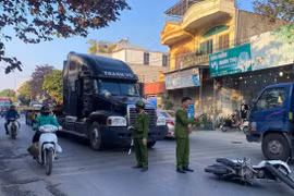 Hiện trường vụ việc tài xế xe container chống người thi hành công vụ. (Nguồn: Báo Giao thông)