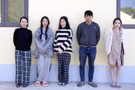 Các đối tượng (từ phải qua trái) Nơ, Danh, Trang, Linh, Hoa bị lực lượng chức năng bắt giữ khi đang nhập cảnh trái phép từ Lào về Việt Nam. (Ảnh: TTXVN phát)