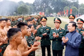 Chủ tịch nước Võ Văn Thưởng thăm hỏi, động viên bộ đội đặc công tại thao trường huấn luyện. (Ảnh: Thống Nhất/TTXVN)