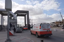 Xe cứu thương của Hiệp hội Trăng lưỡi liềm đỏ Palestine chở trẻ sơ sinh sơ tán khỏi Gaza qua cửa khẩu Rafah để vào Ai Cập ngày 20/11/2023. (Ảnh: AFP/TTXVN)