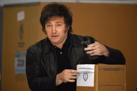 Ứng cử viên Javier Milei bỏ phiếu trong cuộc bầu cử Tổng thống Argentina vòng 2 tại điểm bầu cử ở Buenos Aires, ngày 19/11/2023. (Ảnh: AFP/TTXVN)