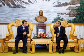 Đại tướng Vilay Lakhamphong, Phó Thủ tướng, Bộ trưởng Bộ Công an Lào tiếp thân mật Thượng tướng Lương Tam Quang cùng đoàn. (Ảnh: Phạm Kiên/TTXVN)