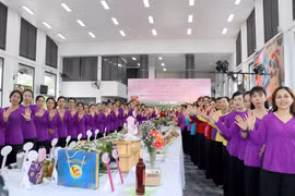 Đại biểu tham gia hội thi chào mừng xác lập thành công kỷ lục Việt Nam với 100 món ăn chế biến từ khoai lang. (Ảnh: Lê Thúy Hằng/TTXVN)