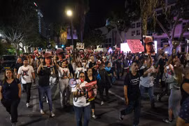 Người biểu tình tập trung tại thành phố ven biển Tel Aviv, kêu gọi Chính phủ lựa chọn giải pháp hòa bình cho xung đột ngày càng leo thang. (Ảnh: AFP/TTXVN)
