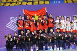 Đội tuyển Cầu mây 4 người Nữ Việt Nam trên bục huy chương cùng Đội tuyển Indonesia, Lào và đội tuyển Trung Quốc. (Ảnh: Hoàng Linh/TTXVN)