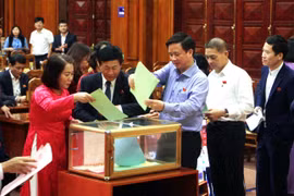Các đại biểu tham gia bỏ phiếu tín nhiệm. (Ảnh: Tá Chuyên/TTXVN)