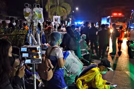 Người dân và nhân viên y tế sơ tán các bệnh nhân ra bên ngoài bệnh viện khi xảy ra động đất tại Butuan, trên đảo Mindanao, Philippines, ngày 2/12/2023. (Ảnh: AFP/TTXVN)