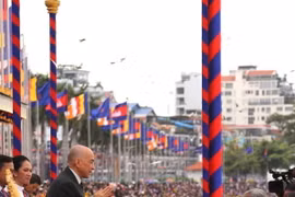 Lễ hội đua thuyền, thả đèn nước và cúng trăng, đút cốm dẹp năm 2023 của người dân Campuchia chính thức Khai mạc vào chiều chiều 26/11 dưới dự chủ trì của Quốc vương Norodom Sihamoni. (Ảnh: Hoàng Minh/TTXVN)