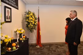 Chủ tịch Cuba Miguel Diaz-Canel tới viếng Chủ tịch nước Trần Đại Quang. (Ảnh: Hoài Thanh/TTXVN)