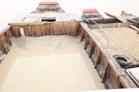 Các thuyền chứa đầy cát vừa được bơm hút trái phép từ sông Đồng Nai. (Ảnh: Công Phong/TTXVN)