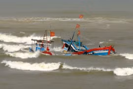 Cứu sống 8 thuyền viên trên tàu cá bị nạn tại ngư trường Hoàng Sa