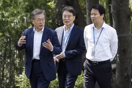 Tổng thống Hàn Quốc Moon Jae-in (trái) thảo luận với Chánh Văn phòng Phủ Tổng thống Im Jong-seok (phải) và Cố vấn chính sách an ninh Jang Ha-sung tại phủ Tổng thống ở Seoul ngày 25/4. (Nguồn: EPA-EFE/TTXVN)