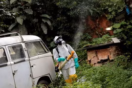 Phun thuốc diệt muỗi tại Brazil. (Nguồn: theguardian.com)