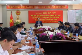 Phó Chủ tịch Quốc hội Đỗ Bá Tỵ phát biểu tại cuộc họp triển khai dự án đường Trường Sơn Đông tại thành phố Đà Lạt. (Ảnh: Chu Quốc Hùng/TTXVN)