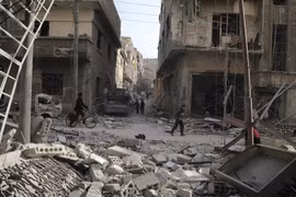  Cảnh đổ nát sau các cuộc không kích ở Douma, Đông Ghouta ngày 19/3. (Nguồn: AFP/TTXVN)