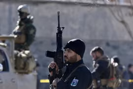 Lực lượng an ninh Afghanistan gác tại hiện trường một vụ đánh bom liều chết ở Kabul. (Nguồn: EPA-EFE/TTXVN)