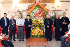 Chủ tịch Quốc hội Nguyễn Thị Kim Ngân tặng hoa chúc mừng Giám mục Giáo phận Xuân Lộc Đinh Đức Đạo. (Ảnh: Trọng Đức/TTXVN)