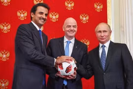 Quốc vương Qatar Tamim bin Hamad al-Thani, Chủ tịch FIFA Gianni Infantino và Tổng thống Nga Vladimir Putin tại buổi lễ trao quyền đăng cai Vòng chung kết World Cup 2022 cho Qatar, ở Moskva (Nga) ngày 15/7. (Ảnh: AFP/TTXVN)