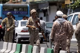  Binh sỹ Iran gác bên ngoài tòa nhà Quốc hội ở Tehran. (Nguồn: AFP/TTXVN)