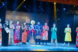 Một số mẫu thiết kế áo dài truyền thống sẽ được giới thiệu trong Lễ hội năm nay. (Ảnh: Gia Thuận/TTXVN)