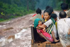 Người dân sơ tán khỏi khu vực nguy hiểm sau sự cố vỡ đập thủy điện tại Attapeu, Lào ngày 27/7. (Ảnh: THX/TTXVN)
