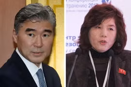 Đại sứ Mỹ tại Philippines Sung Kim (trái) và Thứ trưởng Ngoại giao Triều Tiên Choe Son-hui. (Nguồn: YONHAP/TTXVN)