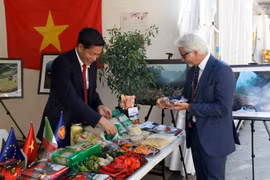 Giới thiệu ớt và các mặt hàng nông sản của Việt Nam tại hội chợ. (Ảnh: Ngự Bình/TTXVN)
