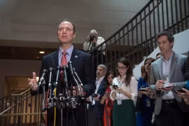 Ông Adam Schiff trả lời phỏng vấn báo chí ở Washington, DC ngày 30/3/2017. (Nguồn: AFP/TTXVN)