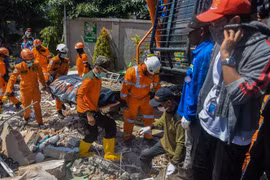 Lực lượng cứu hộ chuyển thi thể nạn nhân ra khỏi đống đổ nát của một khách sạn bị sập sau thảm họa động đất và sóng thần ở tỉnh Trung Sulawesi, Indonesia ngày 1/10/2018. (Ảnh: THX/TTXVN)