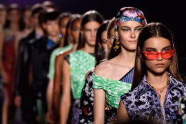 Dàn người mẫu trình diễn các trang phục Versace trong Tuần lễ thời trang Milan mùa Xuân 2019 tại Milan, Italy. (Nguồn: Reuters)