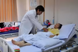 Bệnh nhân Phan Thị Kim P. đang được điều trị phục hồi chức năng tại Bệnh viện quốc tế Hoàn Mỹ (Đồng Nai). (Ảnh: Lê Xuân/TTXVN)